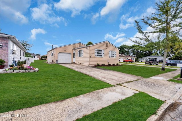 12 Aztec Court, Toms River, NJ 08757