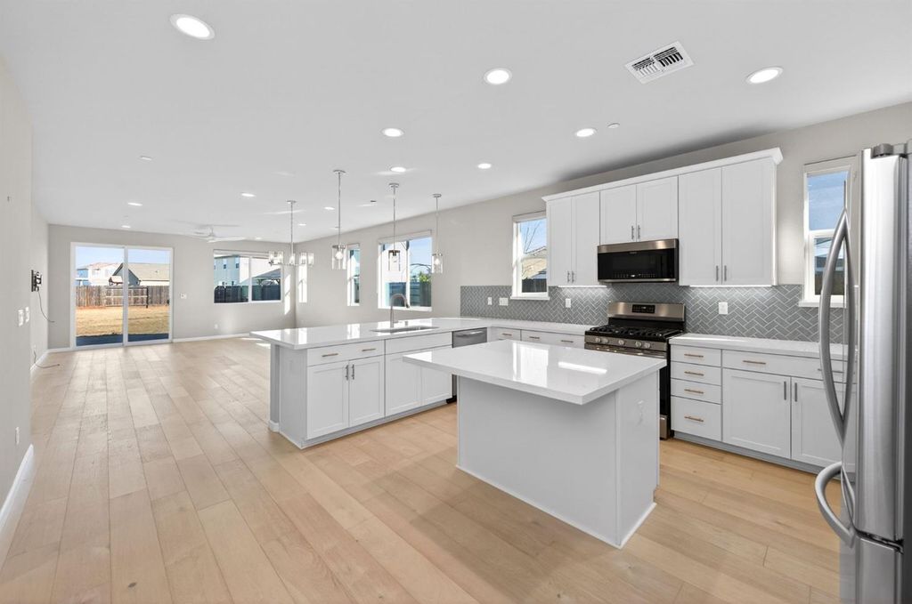 Image 6 of property listing at 2431 Creekview Drive, Merced, CA 95340