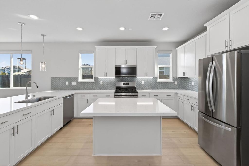 Image 7 of property listing at 2431 Creekview Drive, Merced, CA 95340