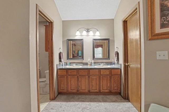 1129 N Manchester Ct, Wichita, KS 67212
