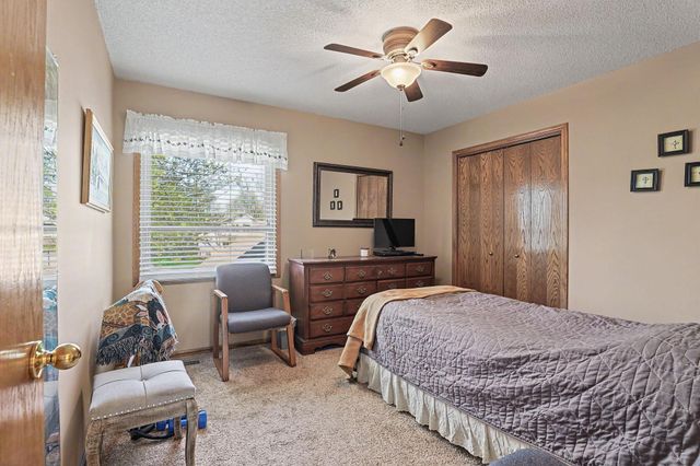 1129 N Manchester Ct, Wichita, KS 67212