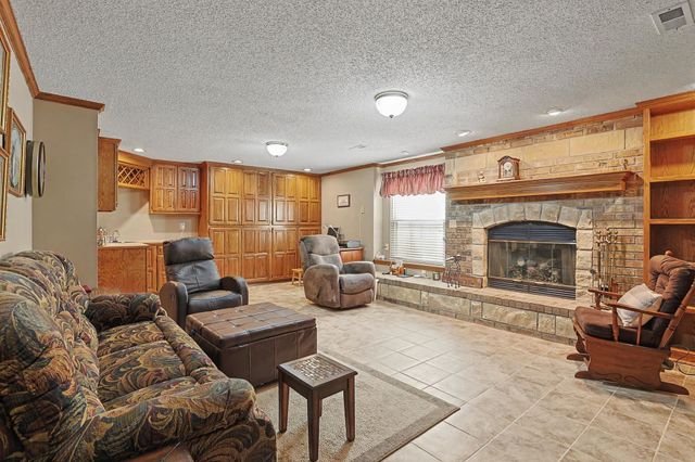 1129 N Manchester Ct, Wichita, KS 67212