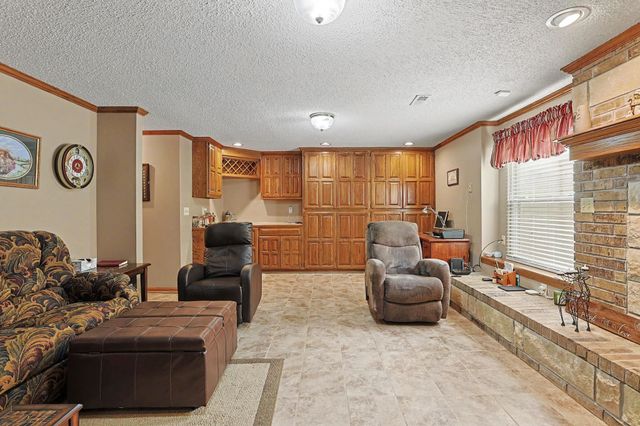 1129 N Manchester Ct, Wichita, KS 67212