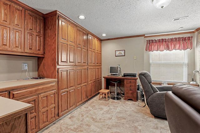 1129 N Manchester Ct, Wichita, KS 67212
