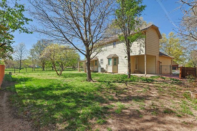 1129 N Manchester Ct, Wichita, KS 67212