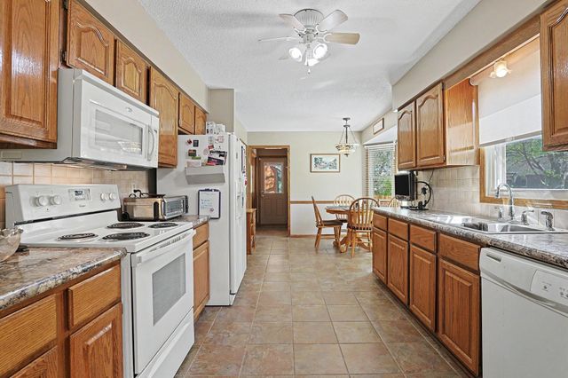 1129 N Manchester Ct, Wichita, KS 67212