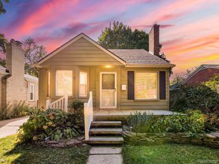 2073 Hampton Road, Grosse Pointe Woods, MI 48236