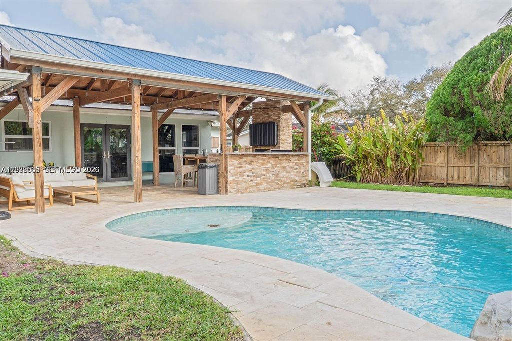 1304 N 40th Avenue, Hollywood, FL 33021