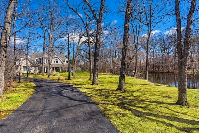 1300 ABINGTON CAMBS Drive, Lake Forest, IL 60045