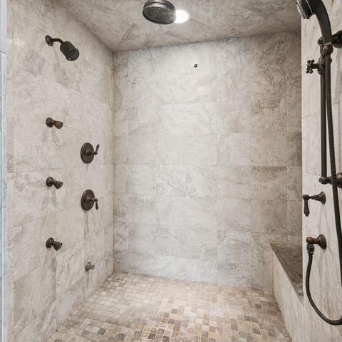 1300 ABINGTON CAMBS Drive, Lake Forest, IL 60045