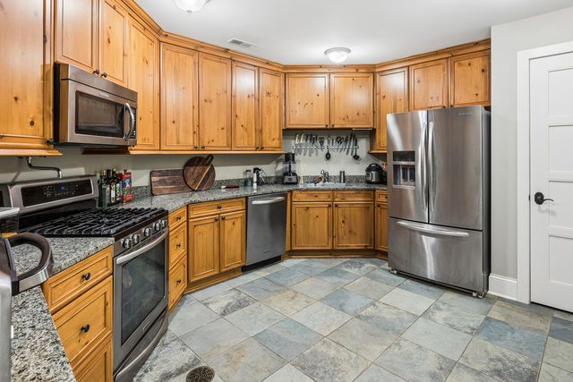 1300 ABINGTON CAMBS Drive, Lake Forest, IL 60045