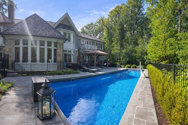 1300 ABINGTON CAMBS Drive, Lake Forest, IL 60045