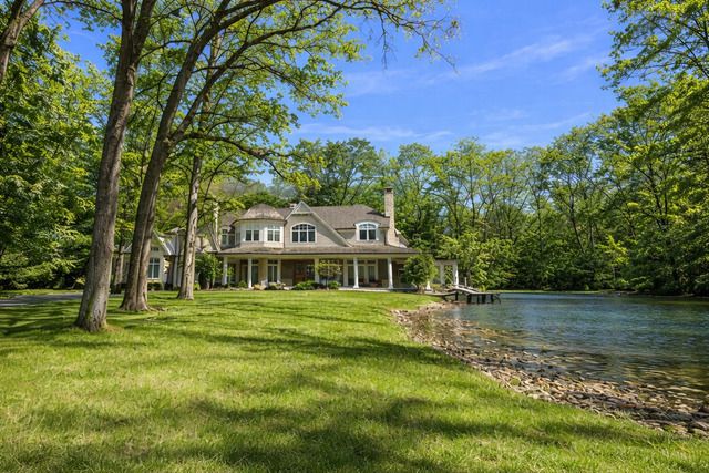 1300 ABINGTON CAMBS Drive, Lake Forest, IL 60045