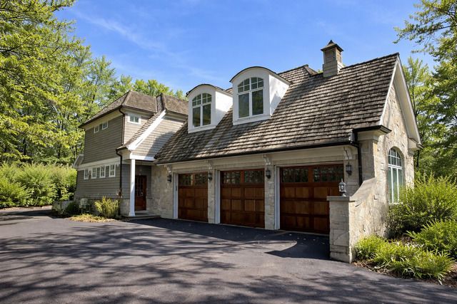 1300 ABINGTON CAMBS Drive, Lake Forest, IL 60045