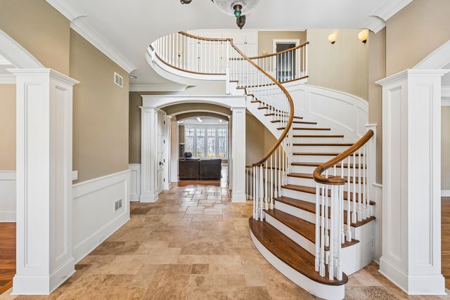 1300 ABINGTON CAMBS Drive, Lake Forest, IL 60045