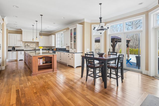 1300 ABINGTON CAMBS Drive, Lake Forest, IL 60045