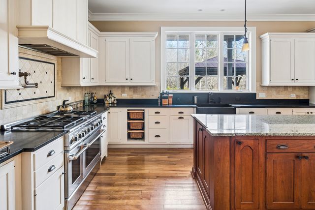 1300 ABINGTON CAMBS Drive, Lake Forest, IL 60045