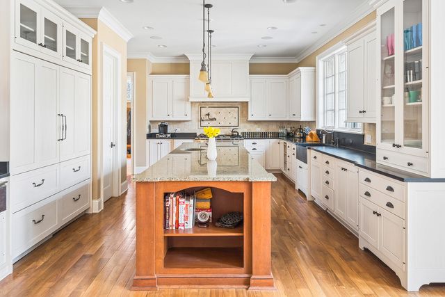 1300 ABINGTON CAMBS Drive, Lake Forest, IL 60045