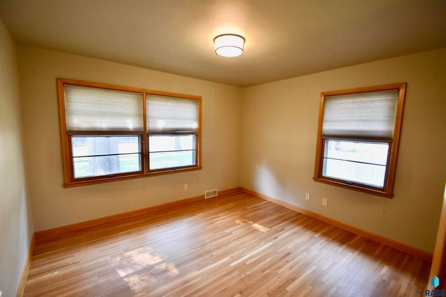 1404 S Glendale Ave Avenue, Sioux Falls, SD 57105