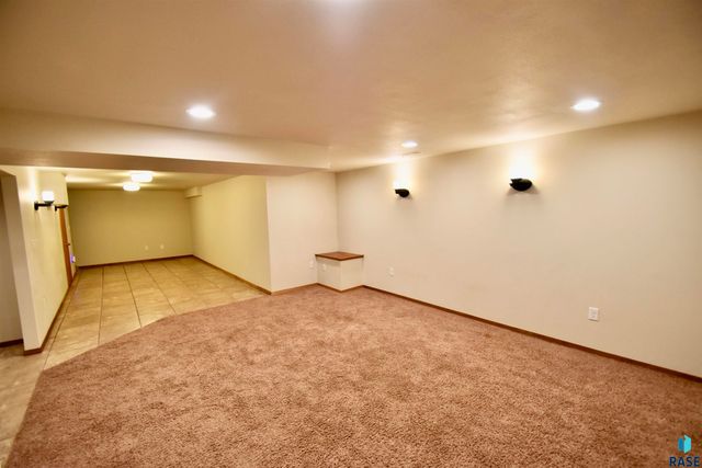1404 S Glendale Ave Avenue, Sioux Falls, SD 57105