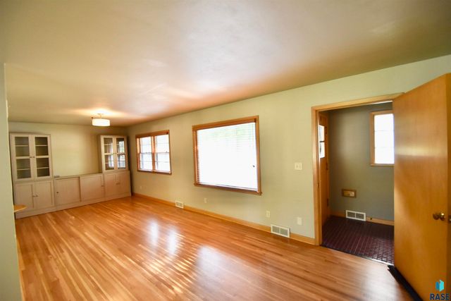 1404 S Glendale Ave Avenue, Sioux Falls, SD 57105