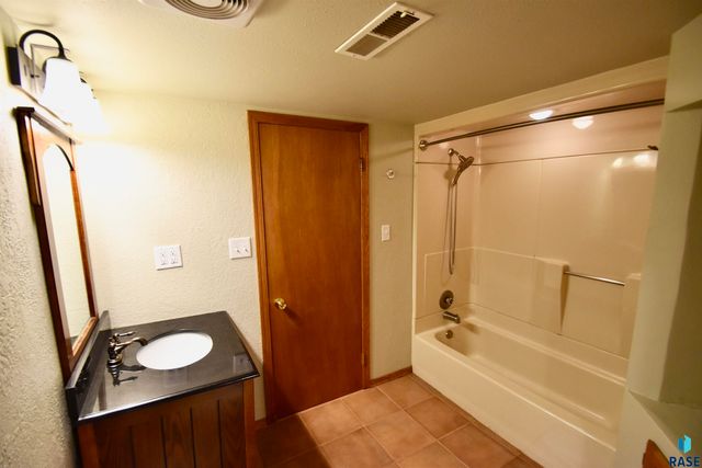 1404 S Glendale Ave Avenue, Sioux Falls, SD 57105