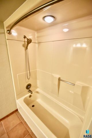1404 S Glendale Ave Avenue, Sioux Falls, SD 57105