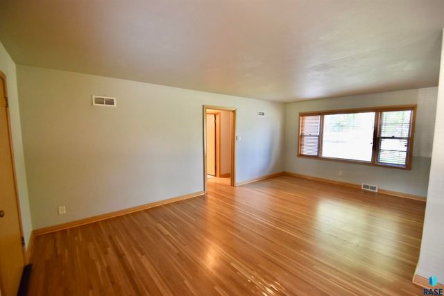 1404 S Glendale Ave Avenue, Sioux Falls, SD 57105
