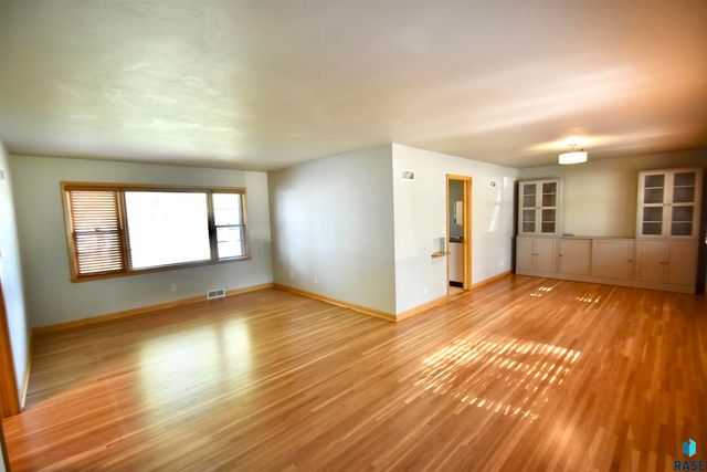1404 S Glendale Ave Avenue, Sioux Falls, SD 57105