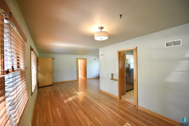 1404 S Glendale Ave Avenue, Sioux Falls, SD 57105