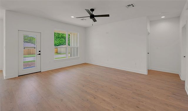 806 S Avenue Q, Clifton, TX 76634