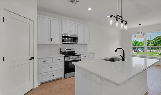 806 S Avenue Q, Clifton, TX 76634