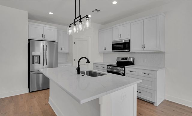 806 S Avenue Q, Clifton, TX 76634