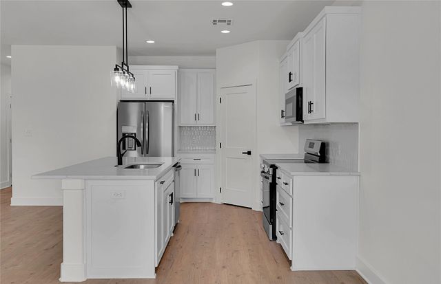 806 S Avenue Q, Clifton, TX 76634