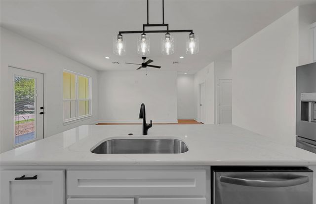 806 S Avenue Q, Clifton, TX 76634