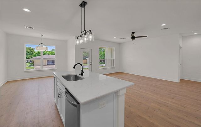 806 S Avenue Q, Clifton, TX 76634