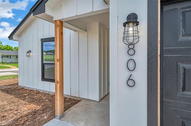 806 S Avenue Q, Clifton, TX 76634
