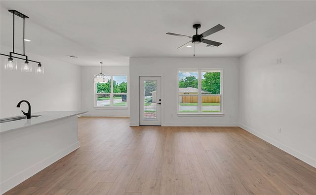 806 S Avenue Q, Clifton, TX 76634