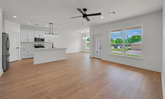 806 S Avenue Q, Clifton, TX 76634
