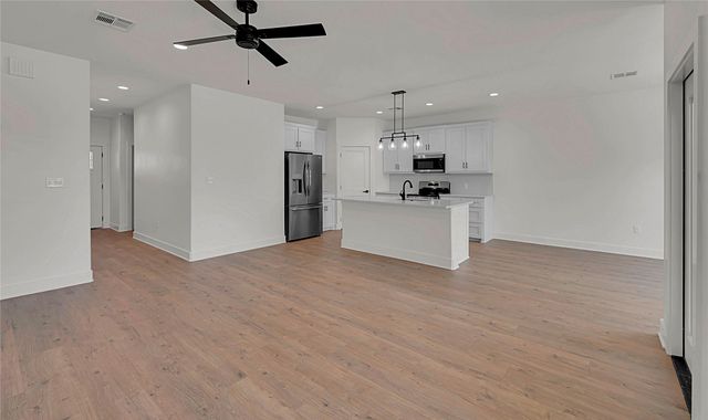 806 S Avenue Q, Clifton, TX 76634