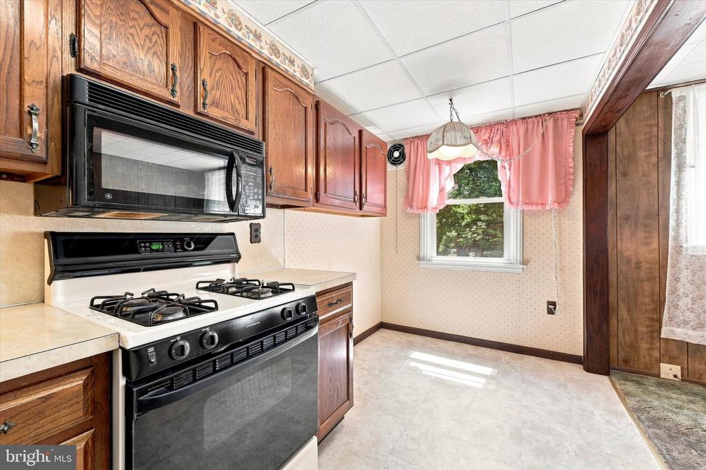 310 WESTMONT DR, COLLINGDALE, PA 19023 — photo 2