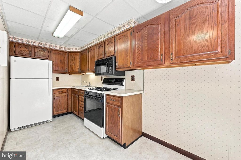 310 WESTMONT DR, COLLINGDALE, PA 19023 — photo 3