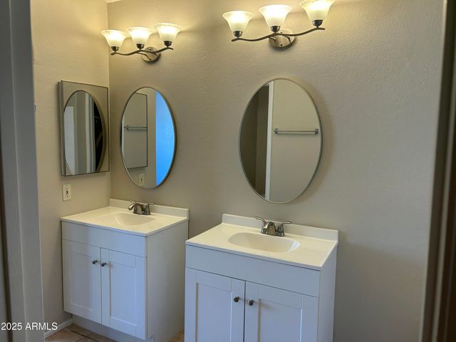 966 E ROCKWELL Drive, Chandler, AZ 85225