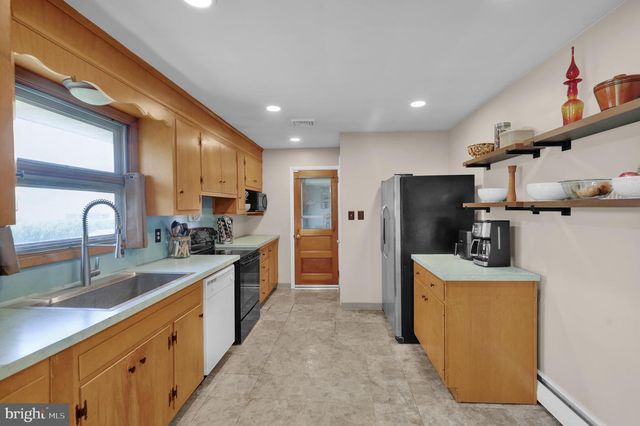 33 LAWNDALE RD, Wyomissing, PA 19610