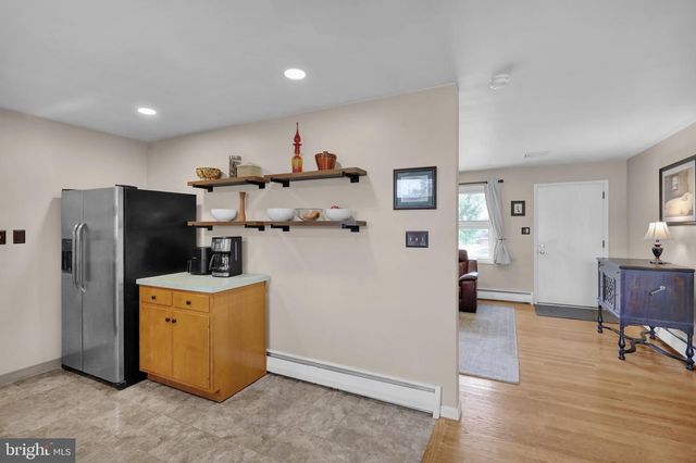 33 LAWNDALE RD, Wyomissing, PA 19610