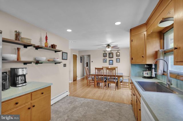 33 LAWNDALE RD, Wyomissing, PA 19610