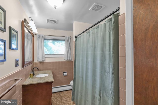 33 LAWNDALE RD, Wyomissing, PA 19610