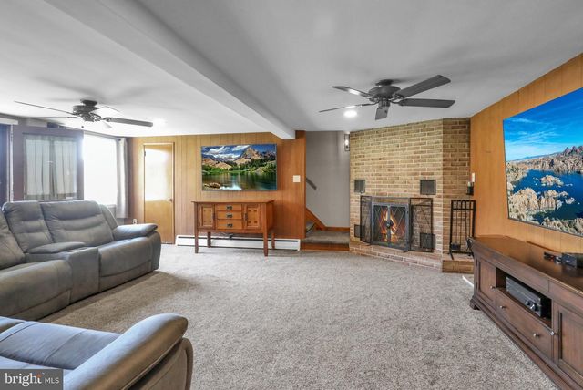 33 LAWNDALE RD, Wyomissing, PA 19610