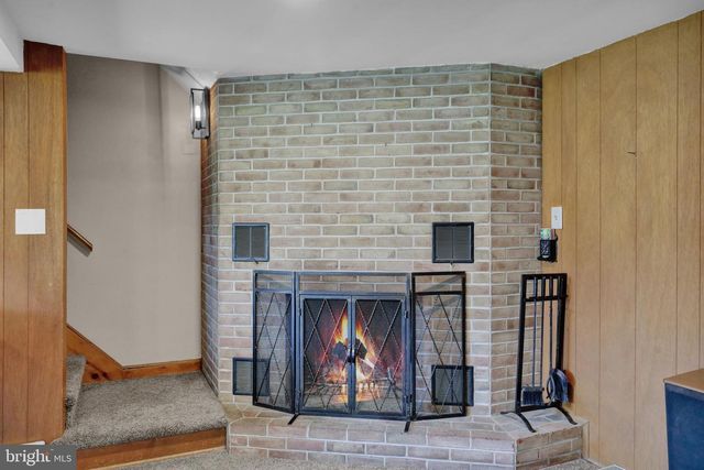 33 LAWNDALE RD, Wyomissing, PA 19610
