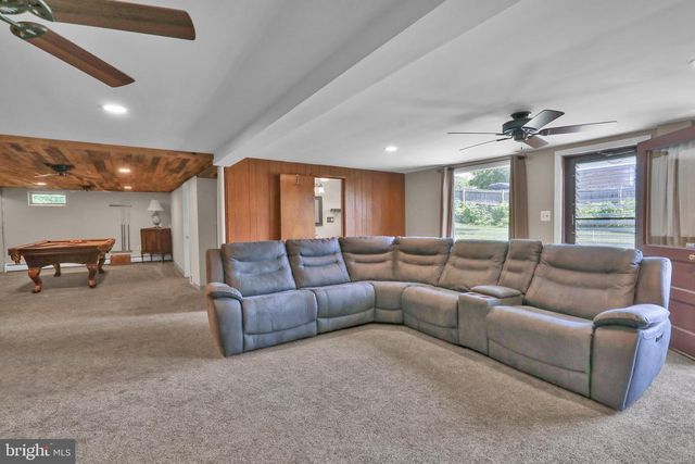 33 LAWNDALE RD, Wyomissing, PA 19610